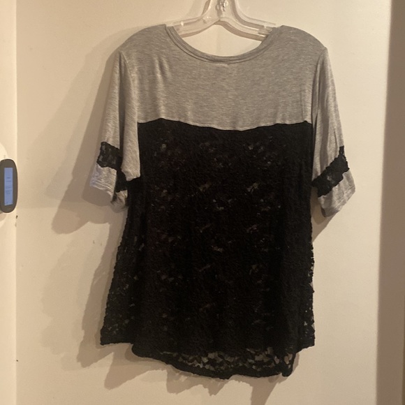 TORRID TSHIRT WITH ROSE LACE SIZE 2 - Picture 3 of 4